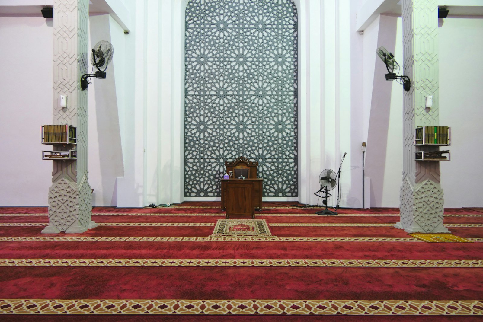 Cami temizliği Ankara — Yenimahalle merkez cami iç halı ve mihrap