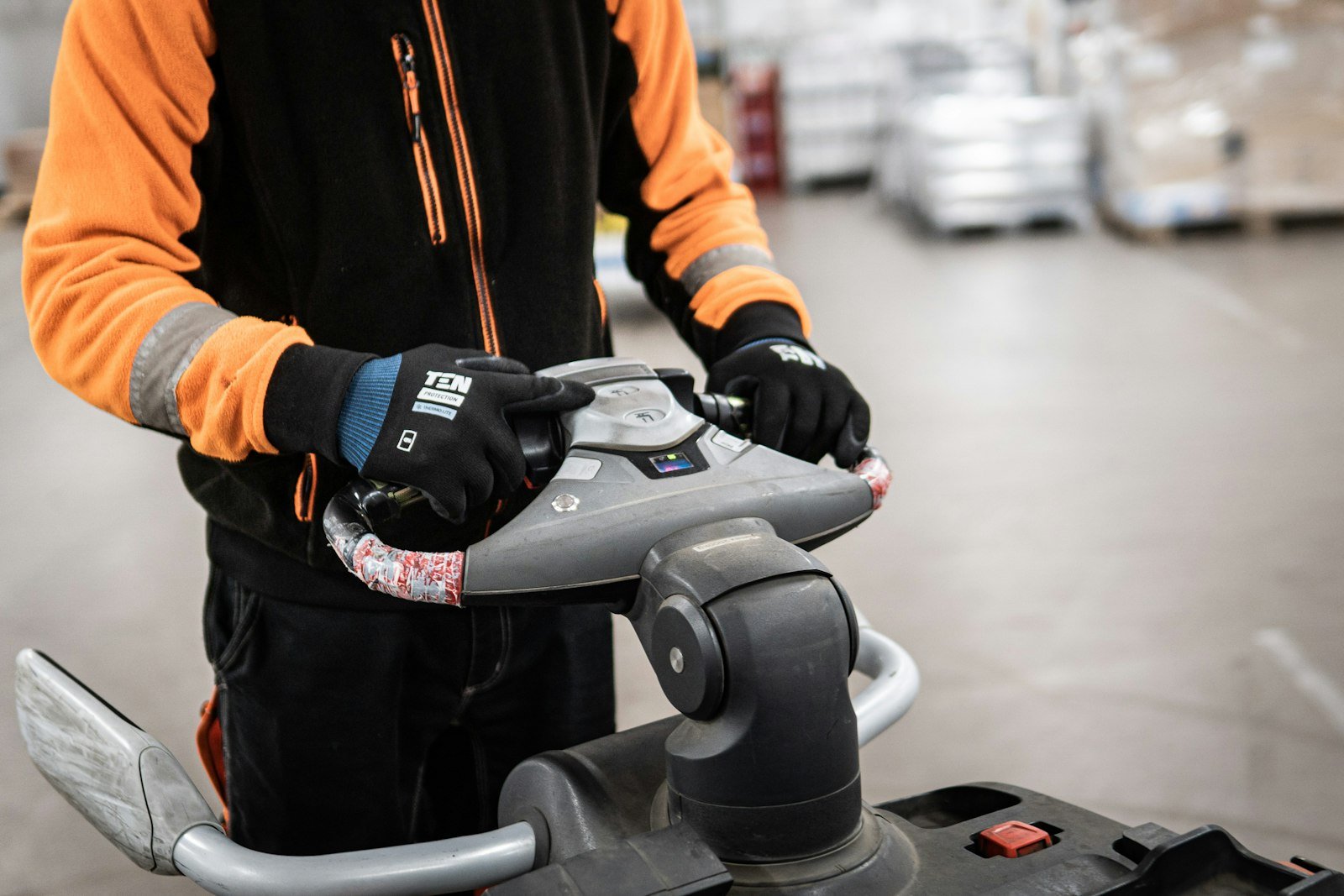 Endüstriyel temizlik — sanayi vakum ve foam degreaser ile makine çevresi